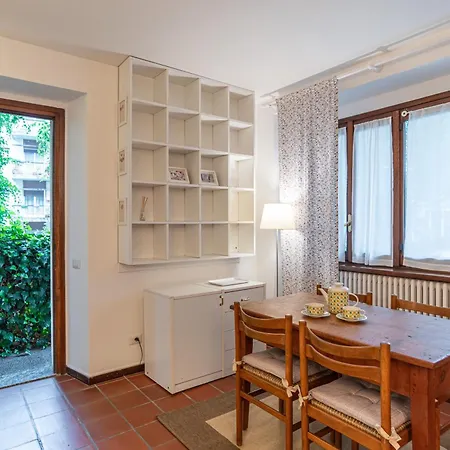 Guesthost - Cozy Apartman
